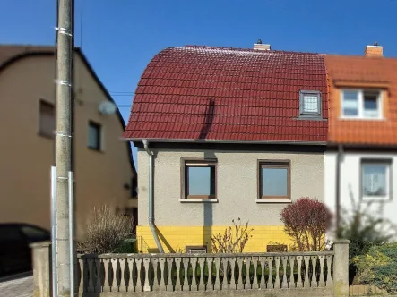 Vorderansicht - Haus kaufen in Staßfurt - Solides Heim mit grünem Gartenparadies