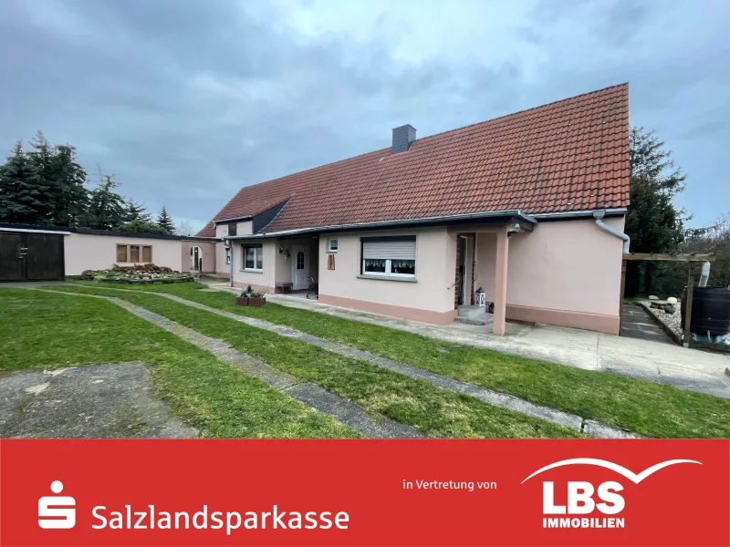 Seitenansicht - Haus kaufen in Nienburg - Einfamilienhaus mit Einliegerwohnung bzw. Ausbaureserve