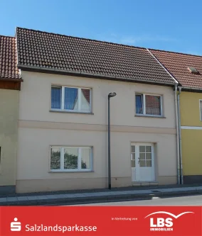 Hausansicht - Haus kaufen in Calbe - Wohntraum mit großer Garage