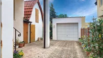 Hof mit Garage