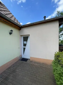 Hauseingang - Haus kaufen in Bernburg - Wohnen auf einer Ebene!