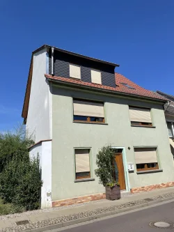 Frontansicht - Haus kaufen in Schönebeck - Wohnen auf 3 Etagen