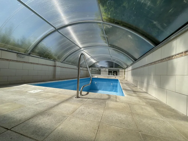 überdachter Pool