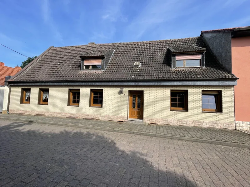 Frontansicht - Haus kaufen in Nienburg - Ausbauprojekt in Neugattersleben