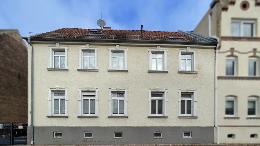 Vorderansicht - Haus kaufen in Staßfurt - Wohn-/Geschäftshaus in Staßfurt