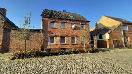 Hausansicht - Haus kaufen in Wolmirsleben - Charmantes Wohnen in ruhiger Lage