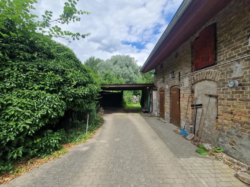 Carport und Remise