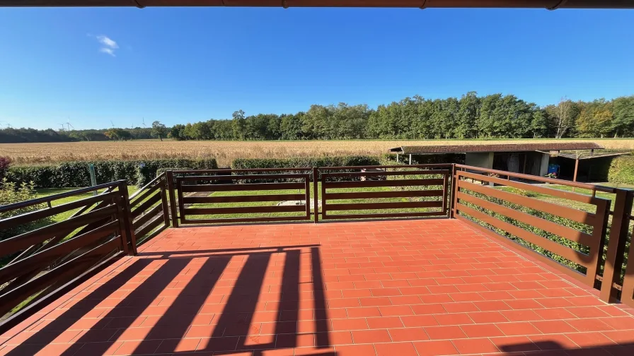 Terrasse mit Blick aufs Feld