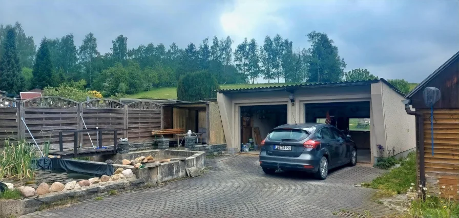 Garage mit Teichanlage