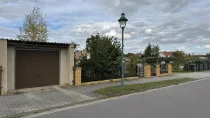 Straßensicht mit Garage