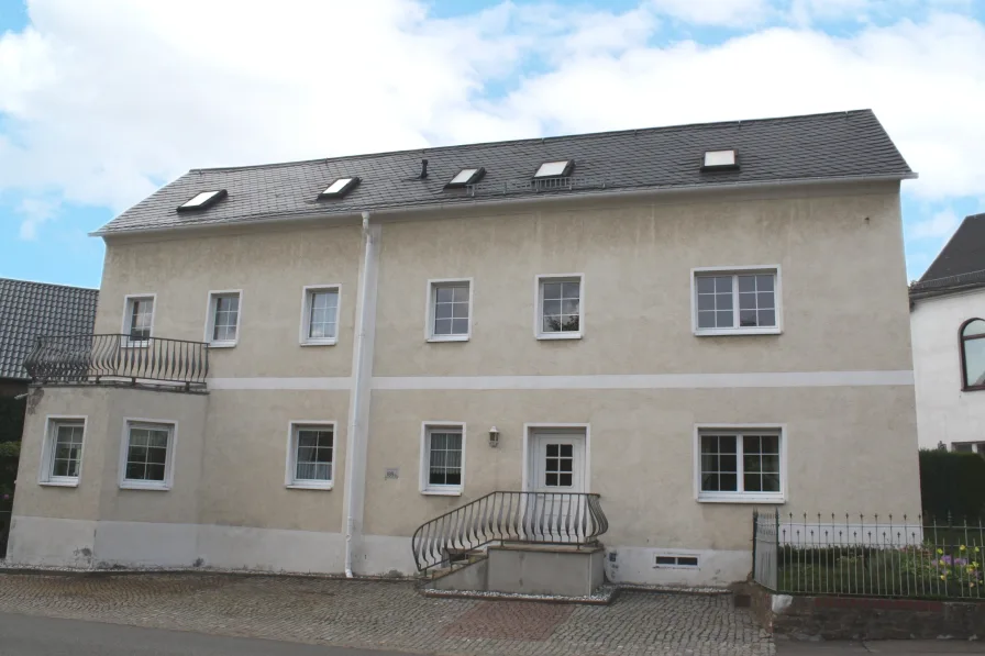 Ansicht mit Eingang kleine Wohnung - Haus kaufen in Geringswalde - Super Angebot - Zwei Wohnungen einzugsbereit!