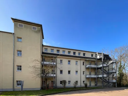 Ostansicht - Wohnung kaufen in Mittweida - Vermietete Wohnung mit Balkon im Betreuten Wohnen!