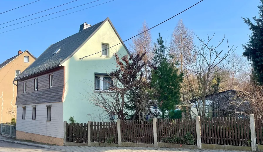 Außenansicht (Straßenseite) - Haus kaufen in Hartmannsdorf - Kleines Einfamilienhaus mit Garten 