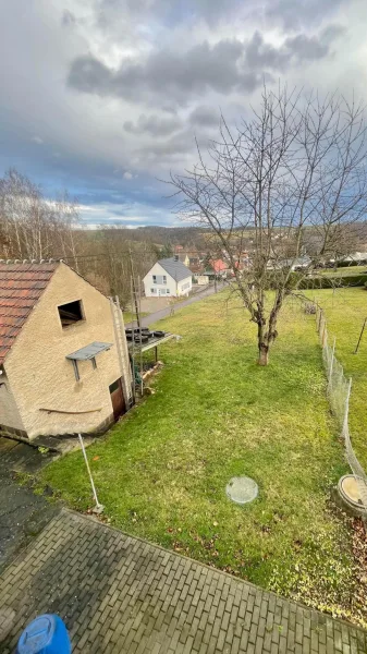 Blick vom Obergeschoss auf den Garten 