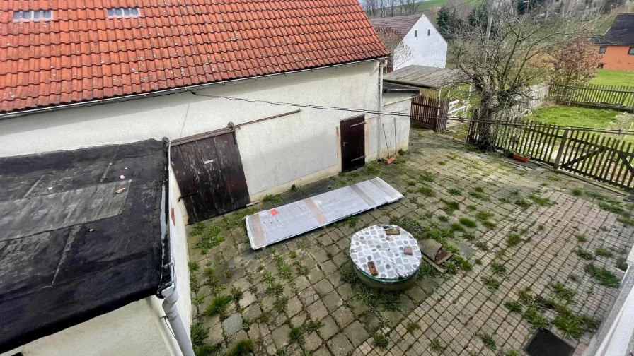 Blick vom Obergeschoss auf den Innenhof und das Nebengebäude