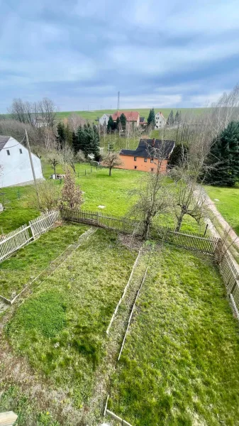 Blick vom Obergeschoss um das Grundstück