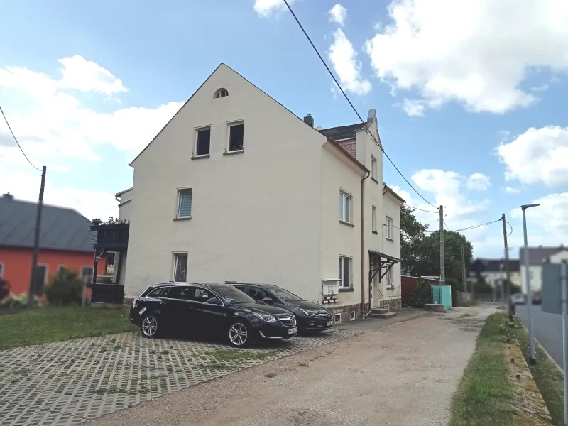 Westansicht mit Straße  - Zinshaus/Renditeobjekt kaufen in Erlau - Voll vermietetes Fünffamilienhaus!