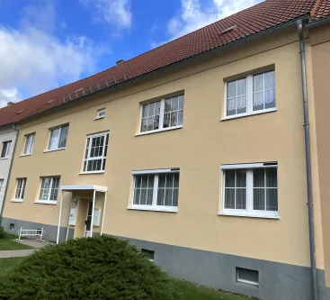 Hausansicht - Wohnung kaufen in Halsbrücke - Wohnung sucht neue Bewohner!