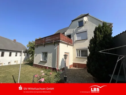 Ansicht mit Anbau/Dachterrasse - Haus kaufen in Colditz - Neue Bewohner gesucht!