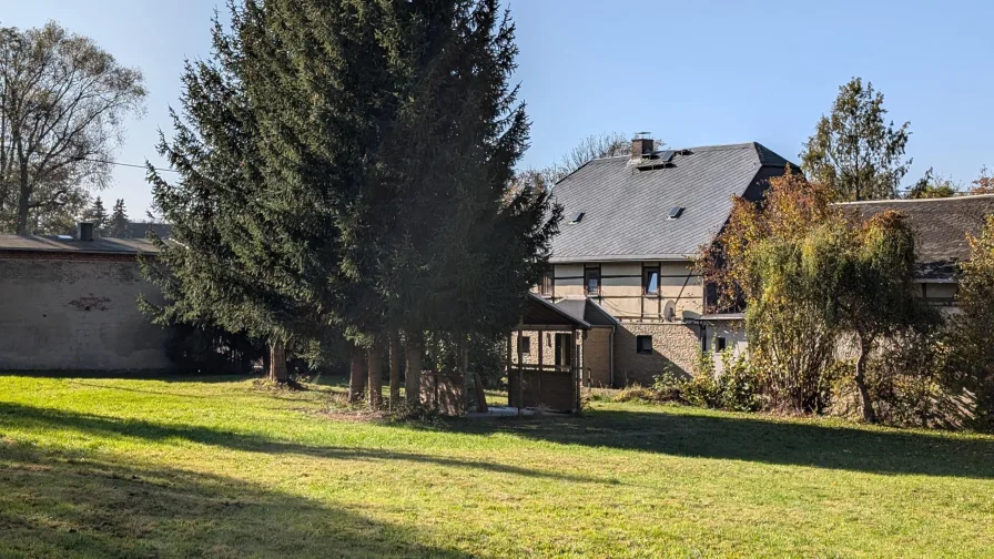 Blick vom Grundstück zum Haus