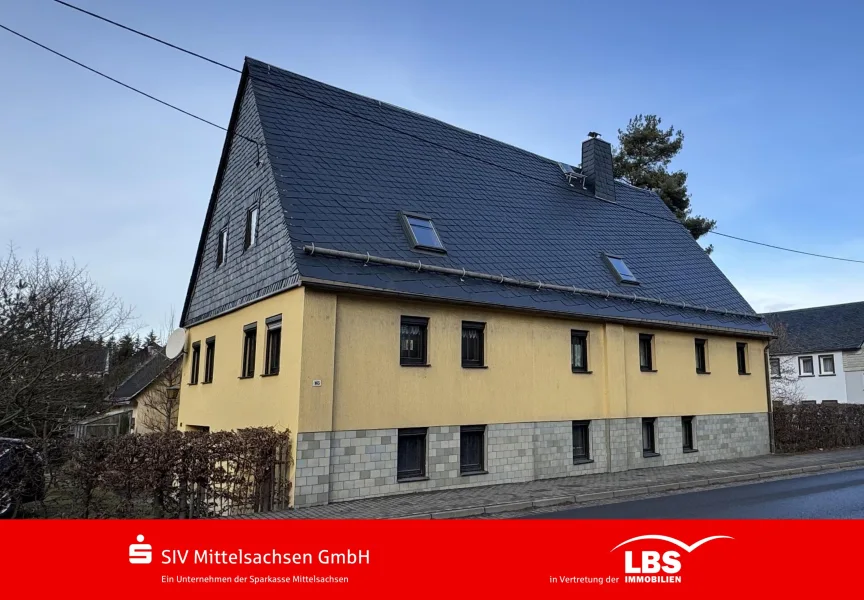 Sraßenansicht - Haus kaufen in Großhartmannsdorf - Einziehen und Heimwerken!