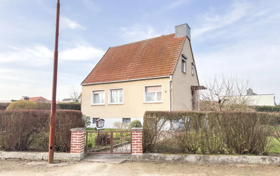 Wohnhaus Vorderseite Straßenansicht - Haus kaufen in Kalbe - Solides Haus in ruhiger Lage!