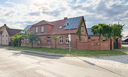 Wohnhaus mit Zufahrtsmöglichkeit 1 Straßenansicht! - Haus kaufen in Gardelegen - Stilvoller Resthof mit Grünland!