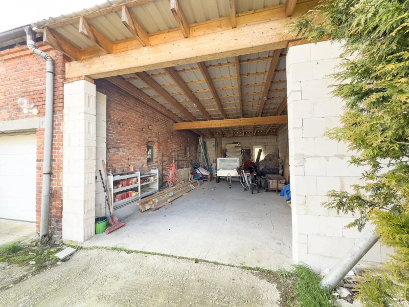 Carport und Lagerfläche!