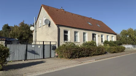 Wohnhaus Vorderseite Straßenansicht! - Haus kaufen in Dähre - Preis gesenkt! - Geräumig und teilmodernisiert!