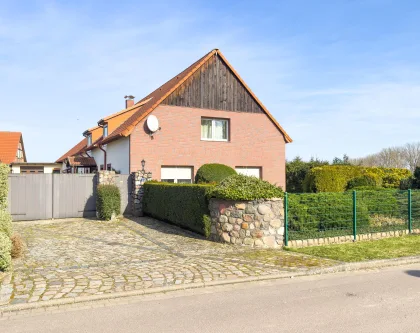 Wohnhaus Vorder- und Giebelseite Süd Straßenansicht - Haus kaufen in Salzwedel - Geräumiges Anwesen mit vielen Möglichkeiten!