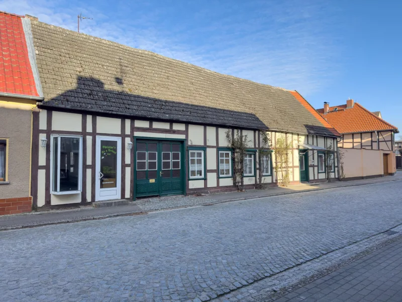 Wohnhaus Straßenansicht mit Zugang zur Nutzfläche und überdachter Einfahrt - Haus kaufen in Kalbe - Wohnen in Kalbenser Altstadt!