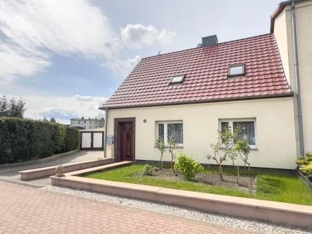 Wohnhaus mit Vorgarten und Zufahrt Straßenansicht! - Haus kaufen in Salzwedel - Hier ist alles vereint!