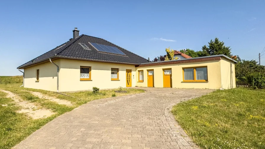 Die Zufahrt zum neuen Eigenheim! - Haus kaufen in Klötze - Moderner Bungalow mit großem Grundstück!