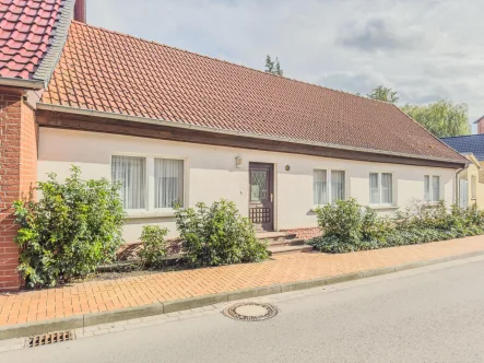 Wohnhaus Vorderseite Straßenansicht - Haus kaufen in Beetzendorf - Ebenerdig und teilmodernisiert!