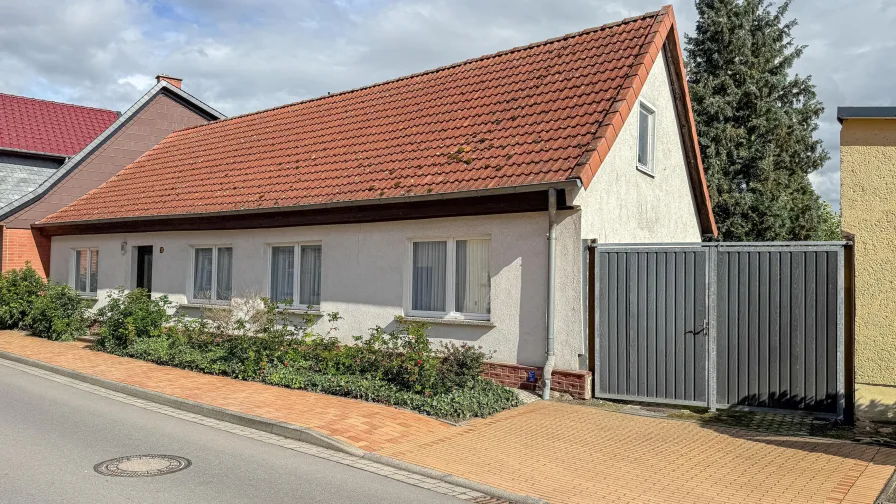 Wohnhaus Vorderseite Straßenansicht - Haus kaufen in Beetzendorf - Ebenerdig und teilmodernisiert!