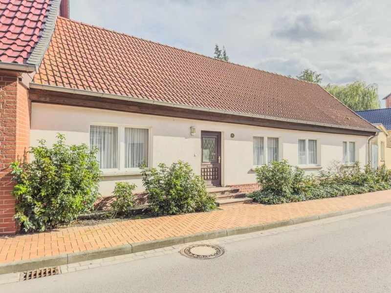 Wohnhaus Vorderseite Straßenansicht - Haus kaufen in Beetzendorf - Ebenerdig und teilmodernisiert!