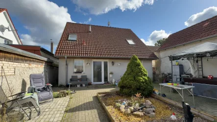 Wohnhaus Vorderseite Ansicht Vorgarten - Haus kaufen in Gardelegen - Ihr neues Heim hat Potential!