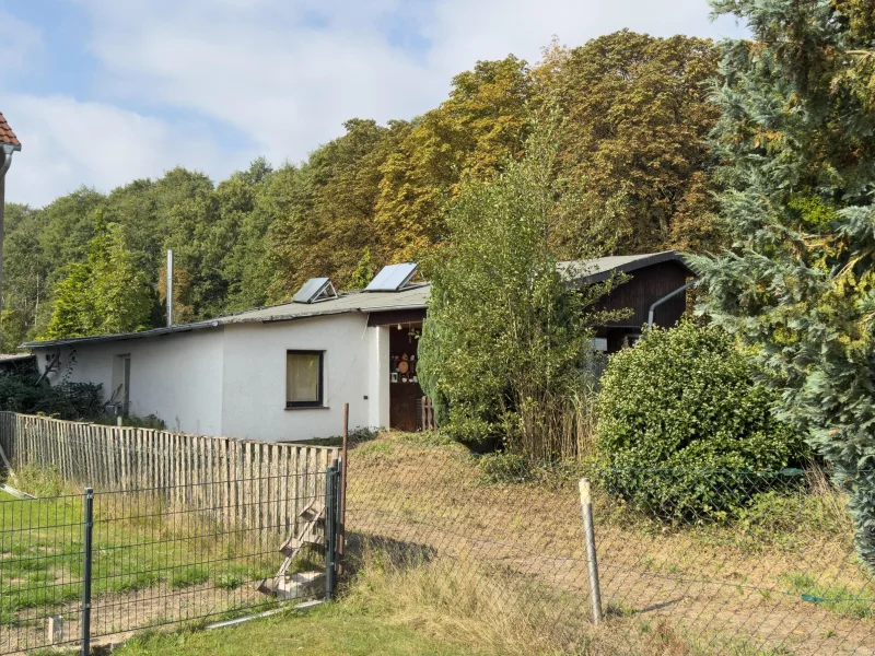 Wohnhaus mit Vorgarten Straßenansicht Ost