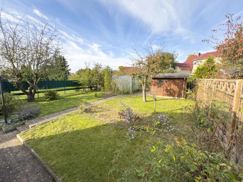 Blick in den Garten mit Gewächshaus und Gartenhaus!