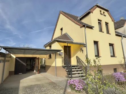 Wohnhaus mit Carport und Garage Straßenansicht! - Haus kaufen in Salzwedel - Wohnen in TOP-Lage! - Modernisiertes Wohnhaus mit Garten!