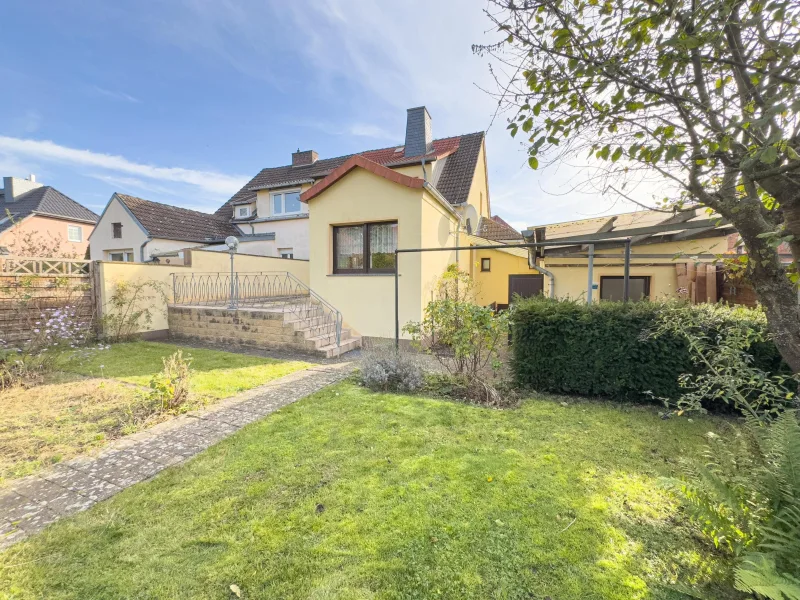 Garten mit Blick zum Wohnhaus und Terrasse!