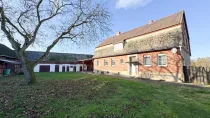 Hof mit Blick auf Wohnhaus und Stallgebäude