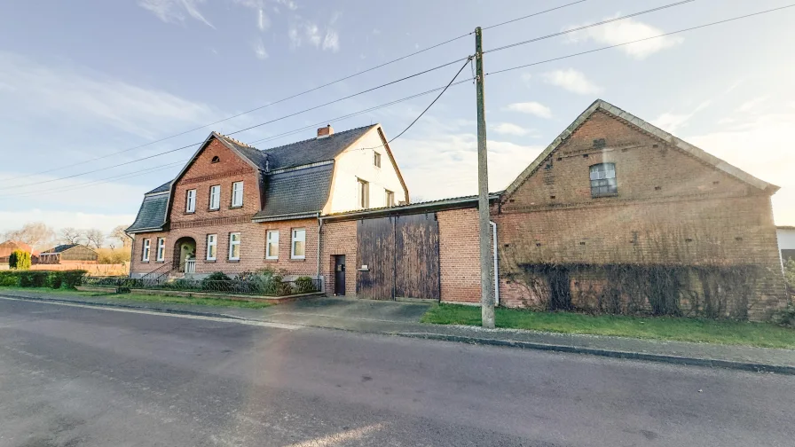 Objekt Vorder- und Giebelseite Süd-West mit Hofeinfahrt und Stallgebäude - Haus kaufen in Diesdorf - Idyllischer Resthof mit viel Platz!