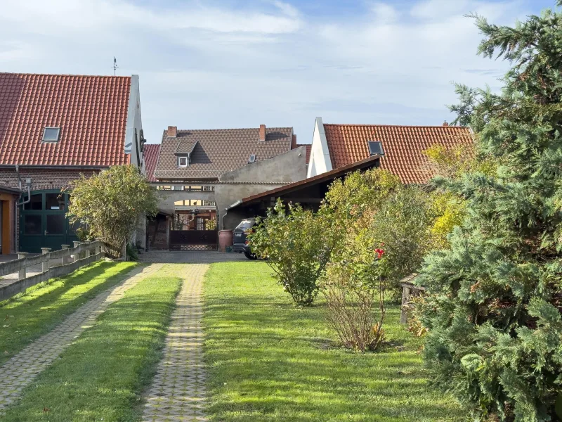 Grün- und Gartenflächen mit Blick zum Hof!