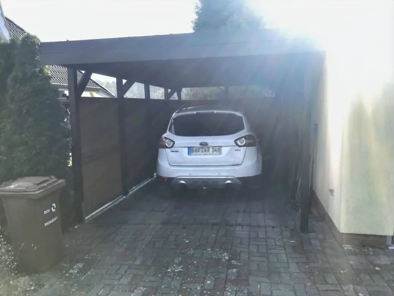 Carport links neben der Garage