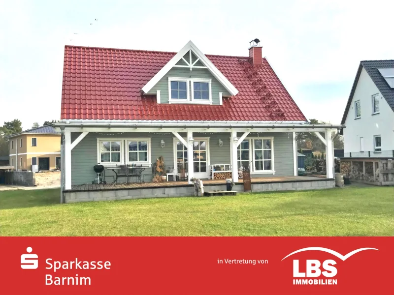 Rückansicht mit überdachter Terrasse - Haus kaufen in Eberswalde - Einziehen-Wohlfühlen ! Neuwertige Top Immobilie !