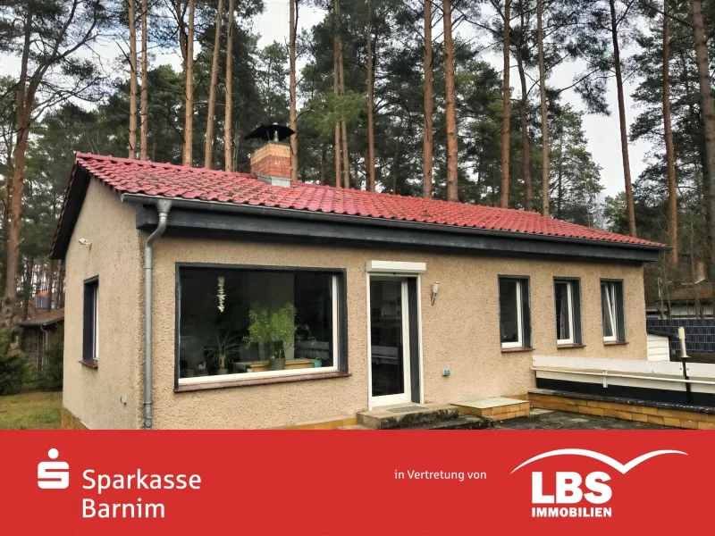 Frontansicht mit Terrasse - Haus kaufen in Zühlsdorf - Bungalow mit Tiefgarage und großem Grundstück !