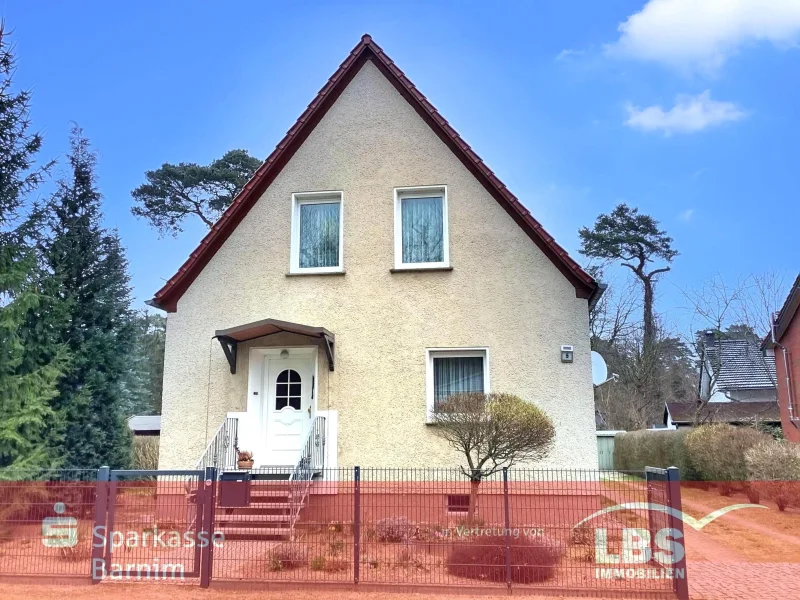 Frontansicht mit Eingang - Haus kaufen in Bernau - Top-Gepflegtes Einfamilienhaus mit Tiefgarage !