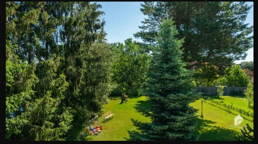 Blick vom Balkon in den Garten