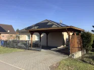 Front rechts mit Carport